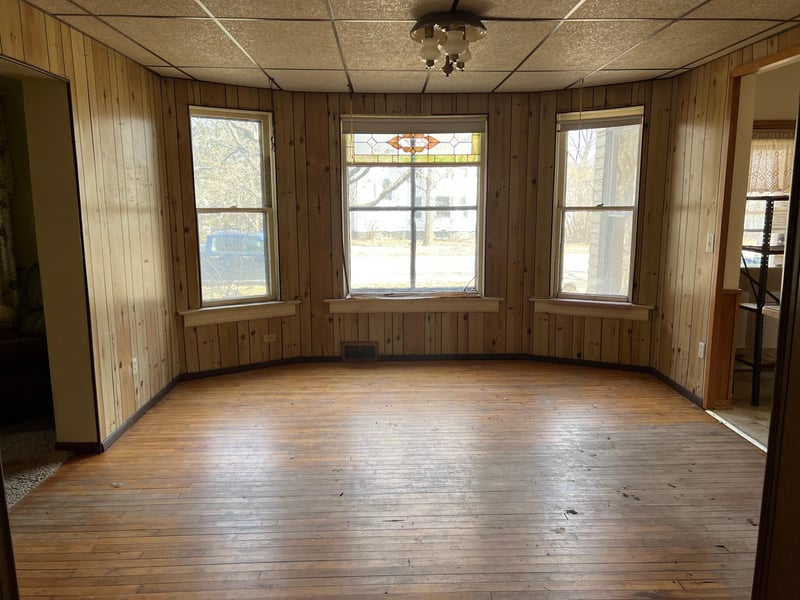 320 S 1st St, Franklin, MN 55333