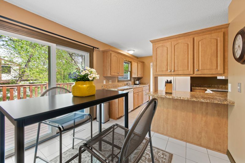 10220 Park View Cir, Bloomington, MN 55431