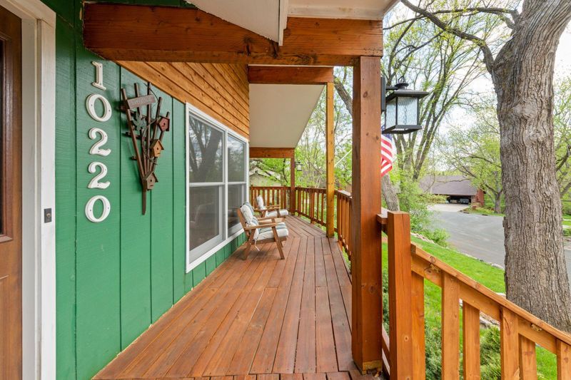 10220 Park View Cir, Bloomington, MN 55431