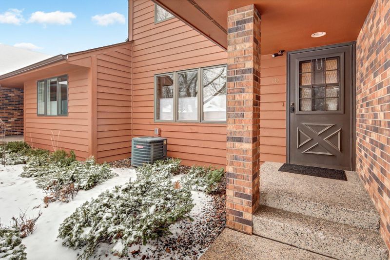 10 Anemone Cir, North Oaks, MN 55127