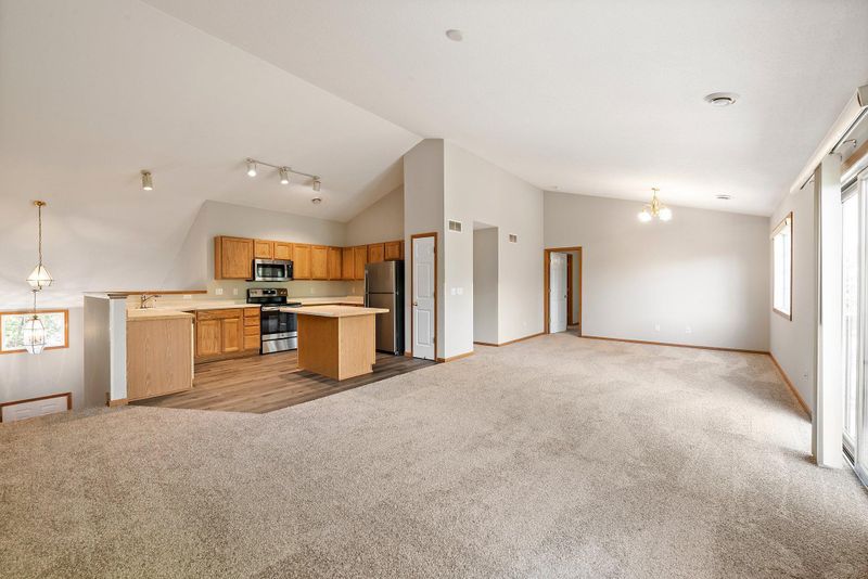 6613 154th St W #140, Apple Valley, MN 55124