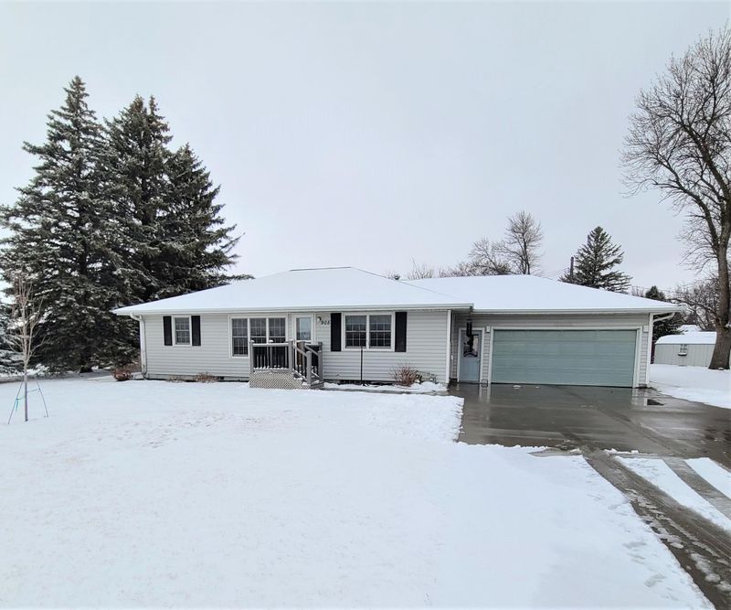 905 7th St SW, Pipestone, MN 56164