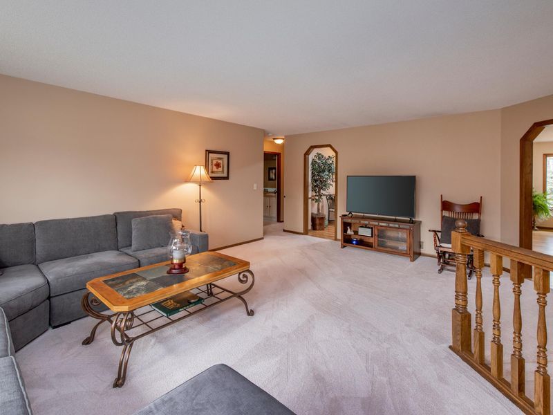 373 Colleen Dr, Vadnais Heights, MN 55127