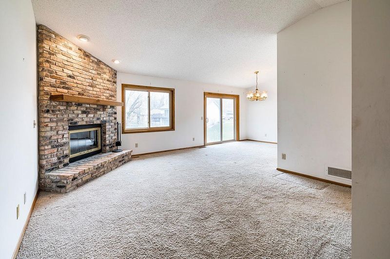 905 Park Pl, Burnsville, MN 55337