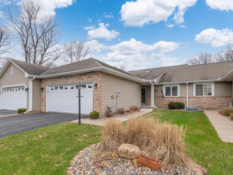 543 Deer Ridge Ln S, Maplewood, MN 55119