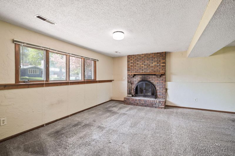 1405 Walfrid St, Eagan, MN 55122