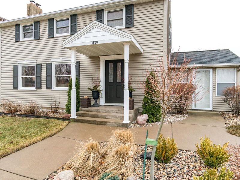 439 S 7th St, La Crescent, MN 55947