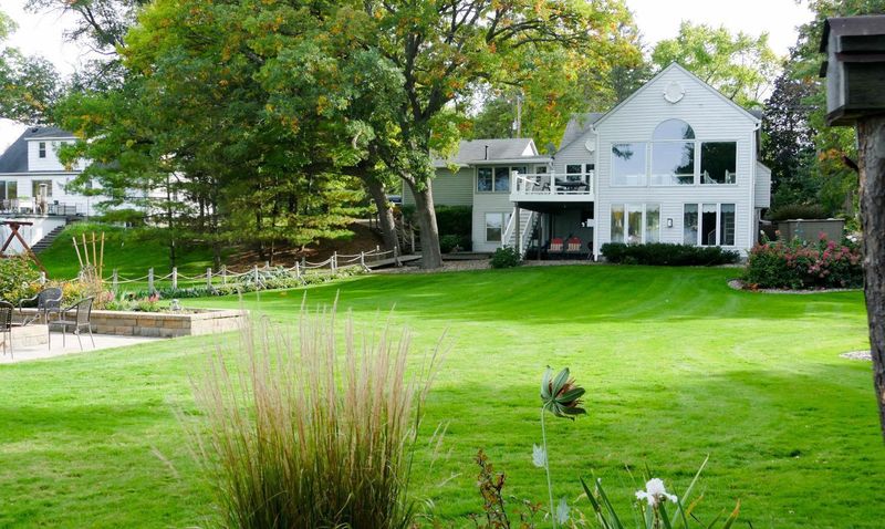975 County Road C E, Maplewood, MN 55109