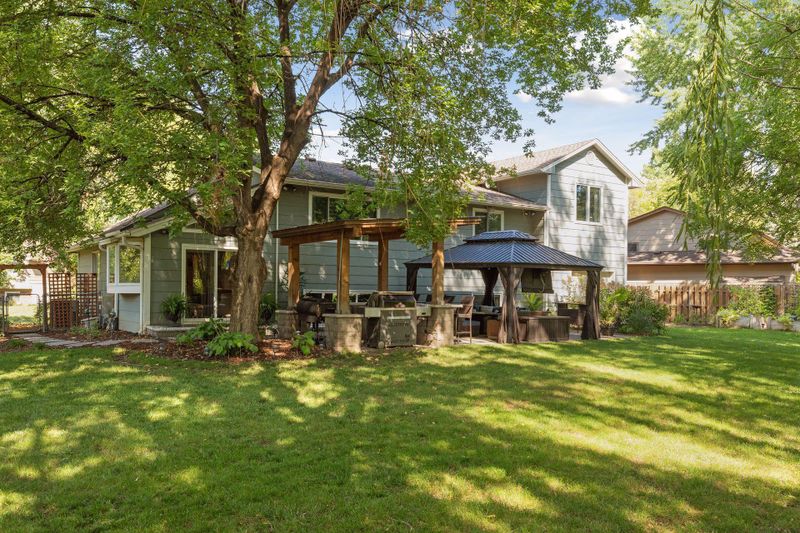 9686 Parkside Trl, Champlin, MN 55316