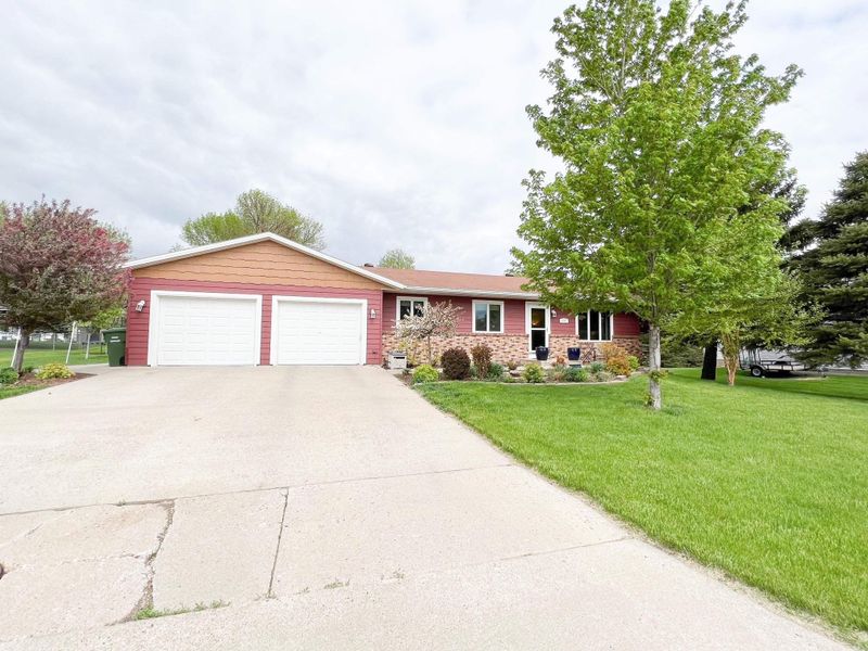 522 Thompson Ave, Worthington, MN 56187