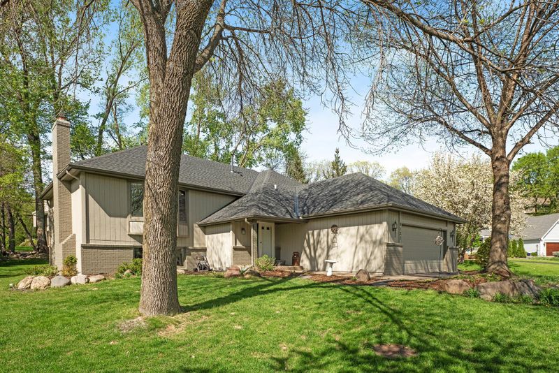 9137 Fox Run Cir, Eden Prairie, MN 55347