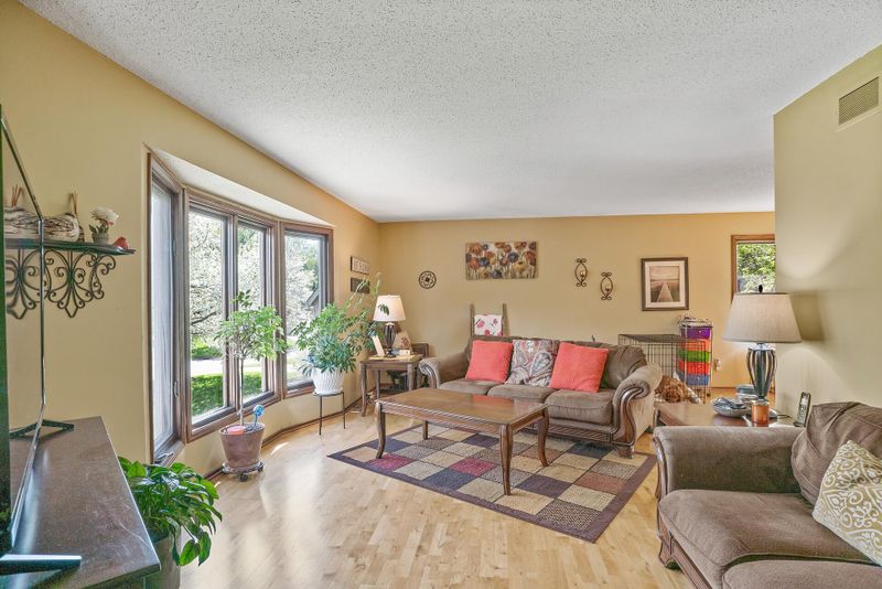 9137 Fox Run Cir, Eden Prairie, MN 55347