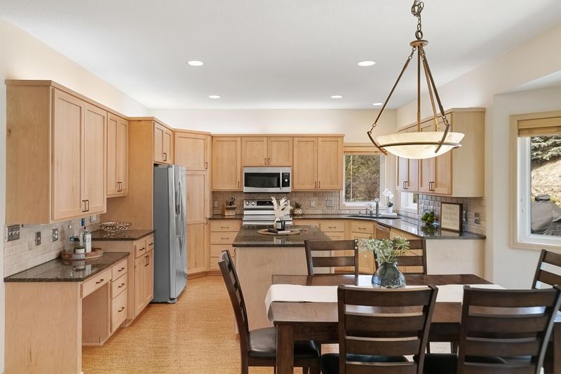 7127 Sunshine Dr, Eden Prairie, MN 55346