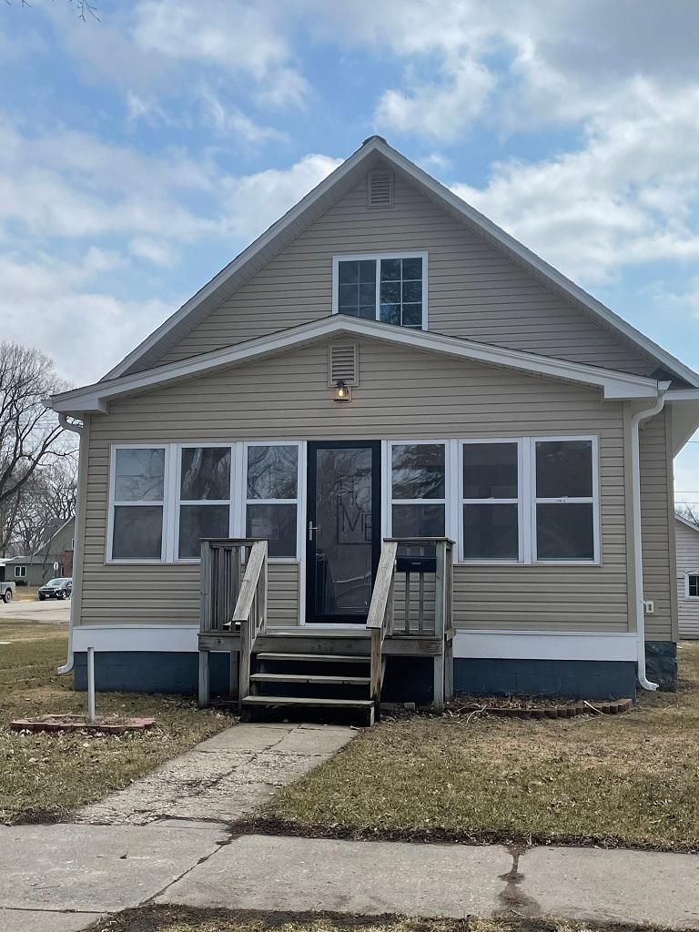 108 E 7th St, Morris, MN 56267