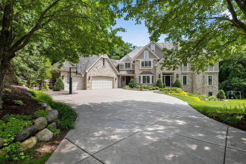 5571 Bristol Ln, Minnetonka, MN 55343