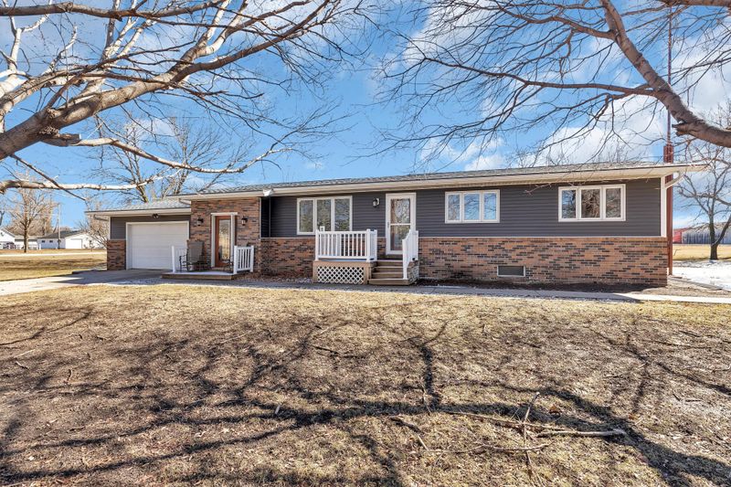 437 3rd St NW, Renville, MN 56284