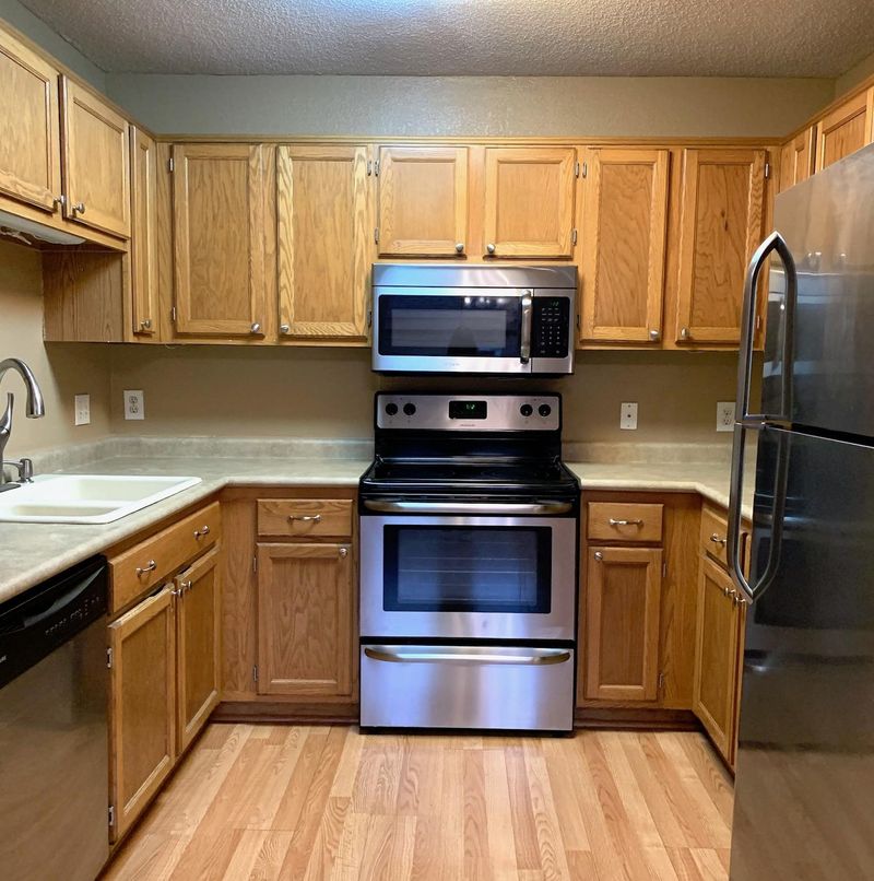 3255 Evergreen Dr, Eagan, MN 55121