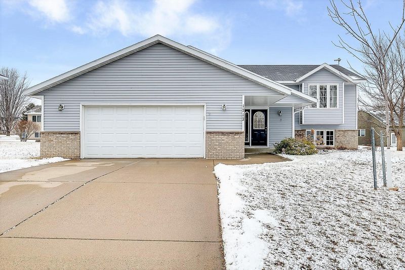 1712 Westwood Dr, Faribault, MN 55021