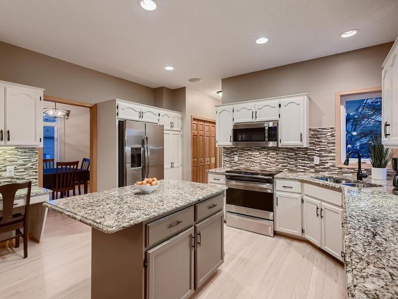 9555 Kirkwood Way N, Maple Grove, MN 55369
