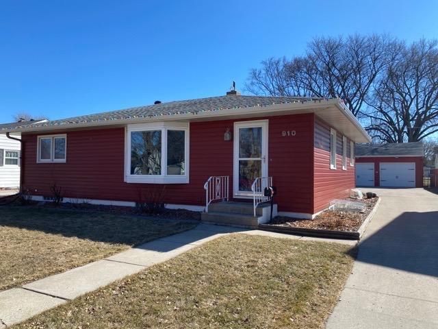 910 15th St N, Moorhead, MN 56560