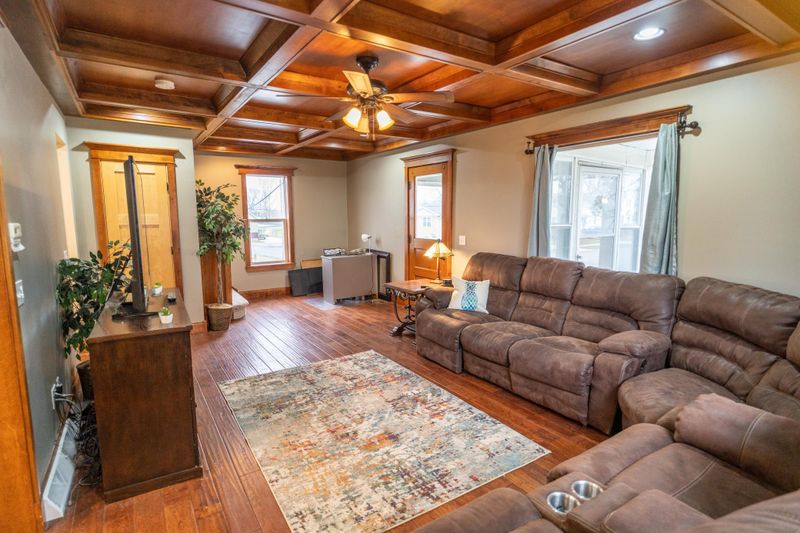 140 4th St NW, Plainview, MN 55964