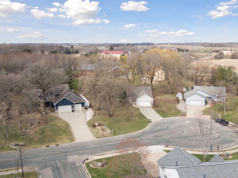 1628 Royal Oak Dr, Chaska, MN 55318
