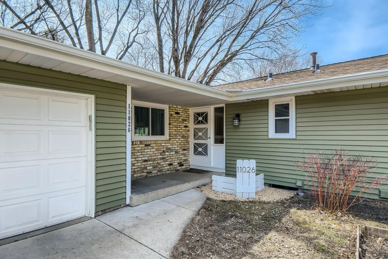 11026 Territorial Dr, Burnsville, MN 55337