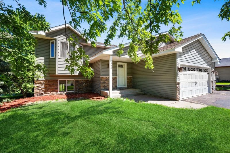 1004 Hillock St NW, Isanti, MN 55040