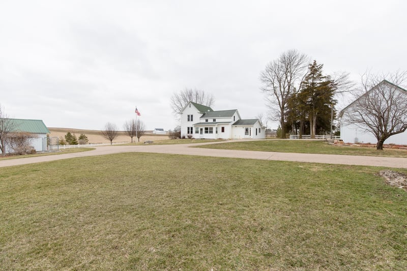 6876 230th St W, Belle Plaine, MN 56011