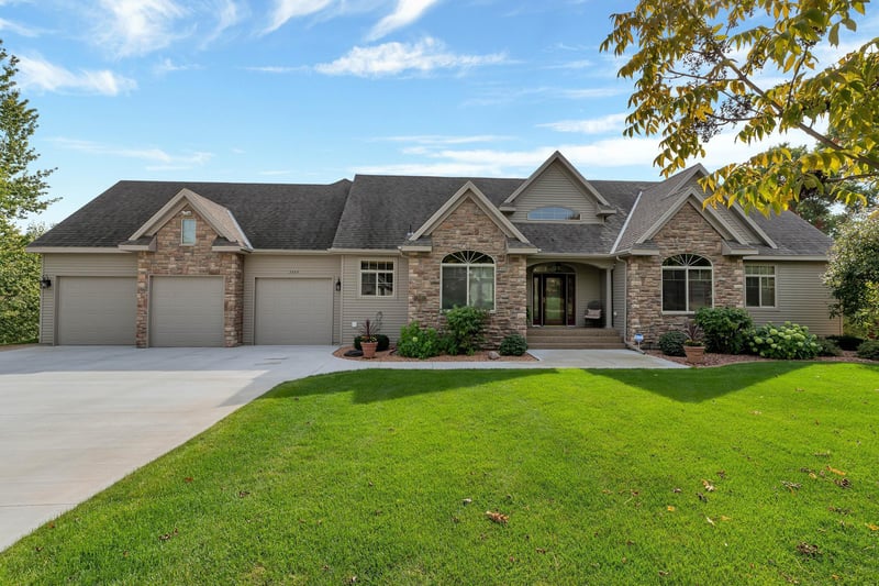 5449 Garden Hills Dr, Saint Augusta, MN 56301