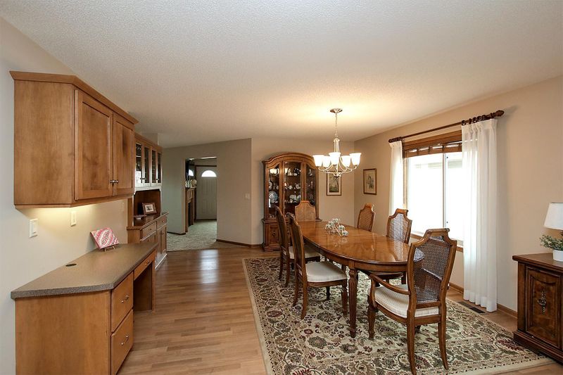 137 Summerset Ln SE, Hutchinson, MN 55350