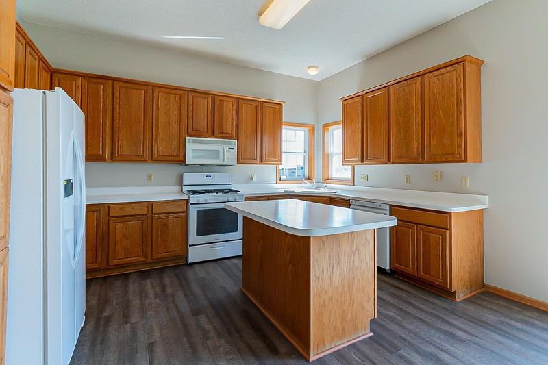 9101 Overlook Ln, Champlin, MN 55316