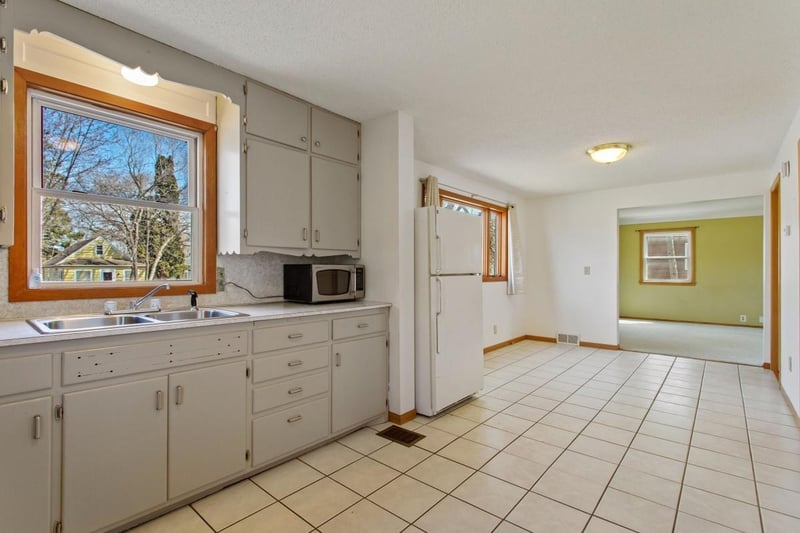 308 3rd St S, Bayport, MN 55003