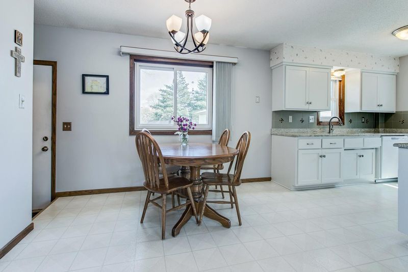2070 Henry St N, North Saint Paul, MN 55109