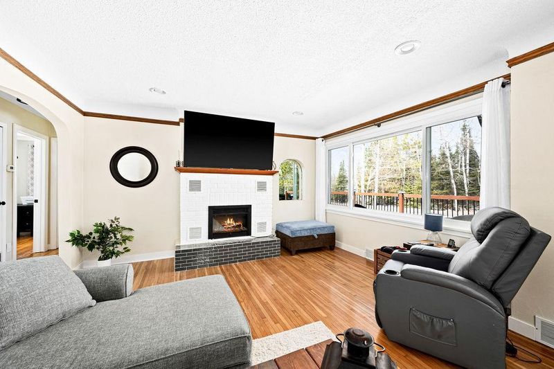 34 W Riverside Rd, Esko, MN 55733