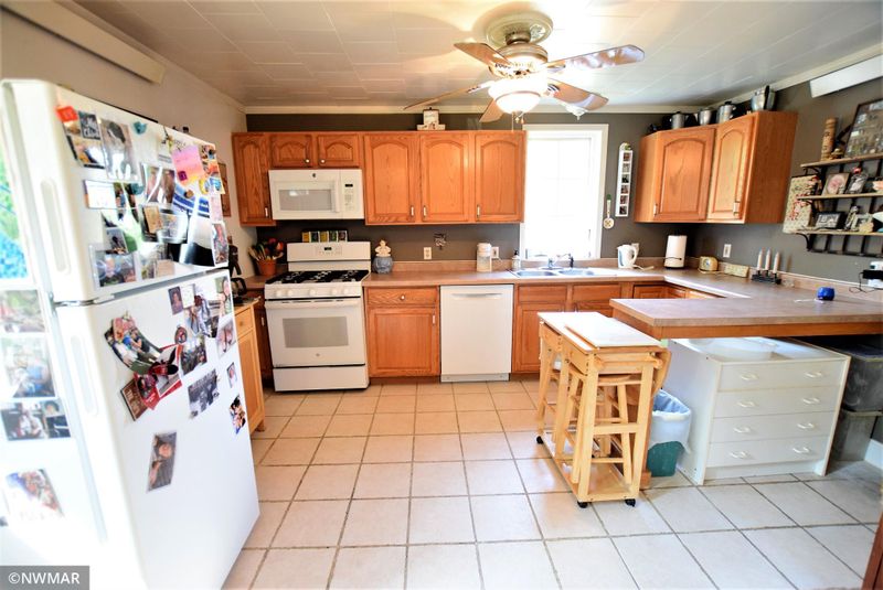 608 3rd St NE, Roseau, MN 56751