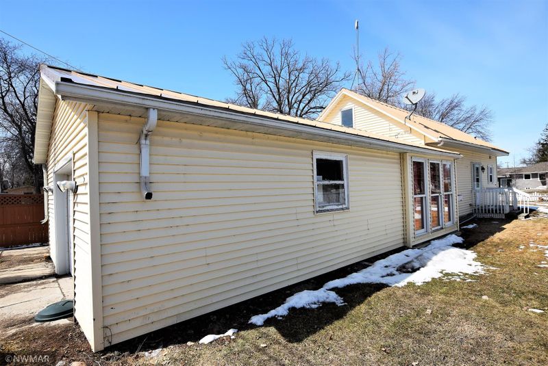608 3rd St NE, Roseau, MN 56751
