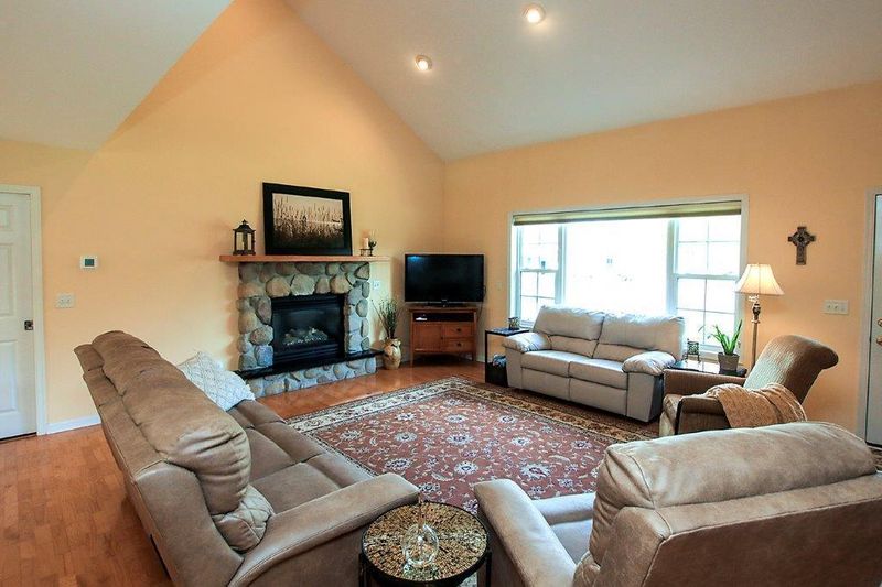 142 Rolling Oaks Ln, Darwin, MN 55324