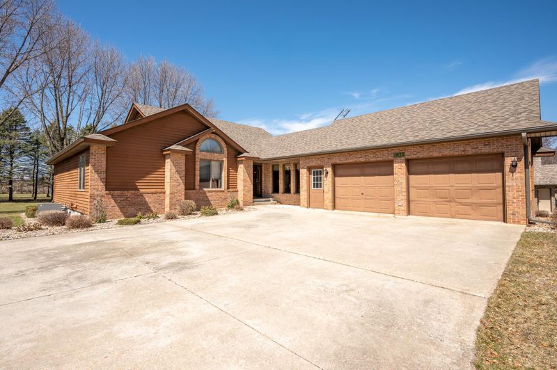 1025 Highland Dr, Blue Earth, MN 56013