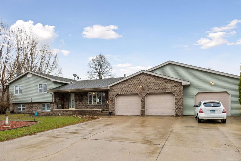 205 South Ln, Green Isle, MN 55338