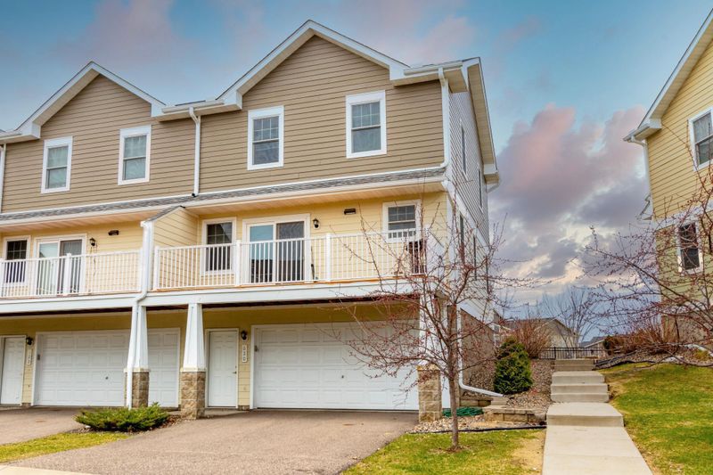 620 Gateway Pl, Woodbury, MN 55129