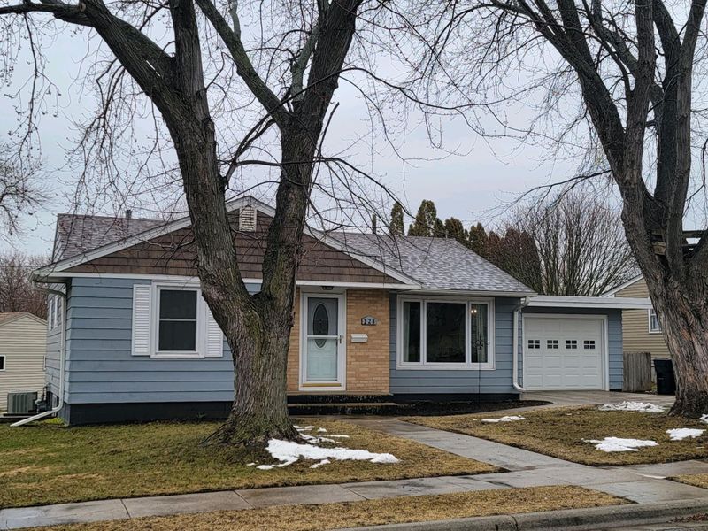 128 Ridge Rd, Morris, MN 56267