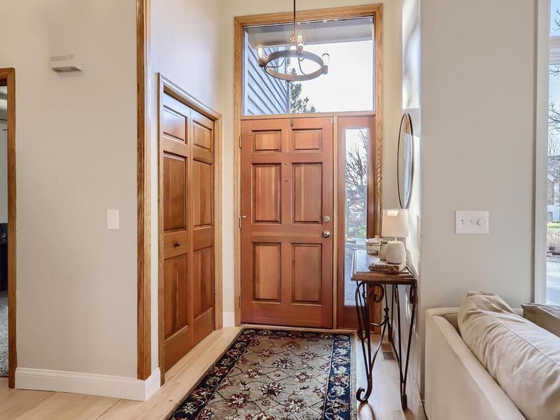 1305 Summit Oaks Dr, Burnsville, MN 55337