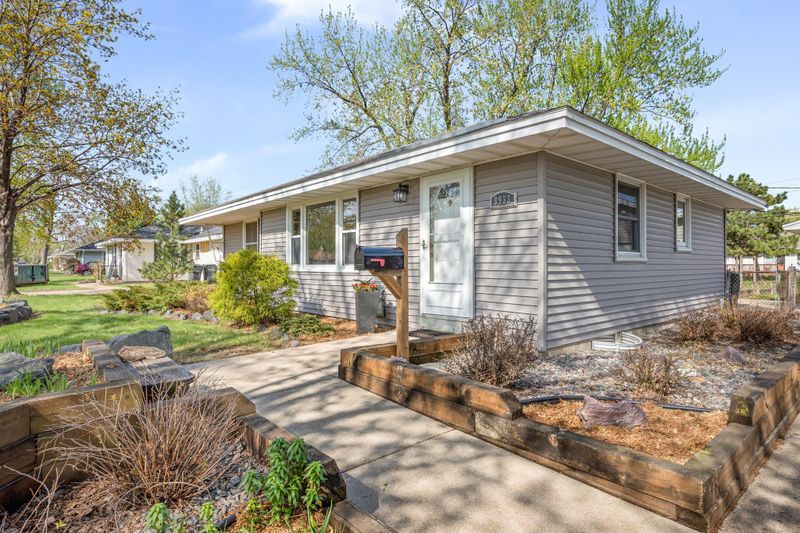 8933 Oakland Ave S, Bloomington, MN 55420