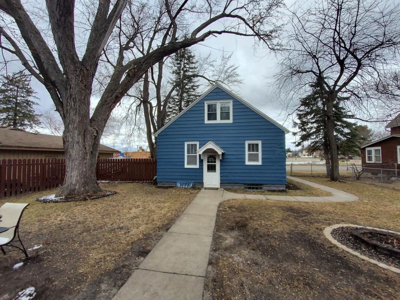 425 1st Ave W, Cambridge, MN 55008