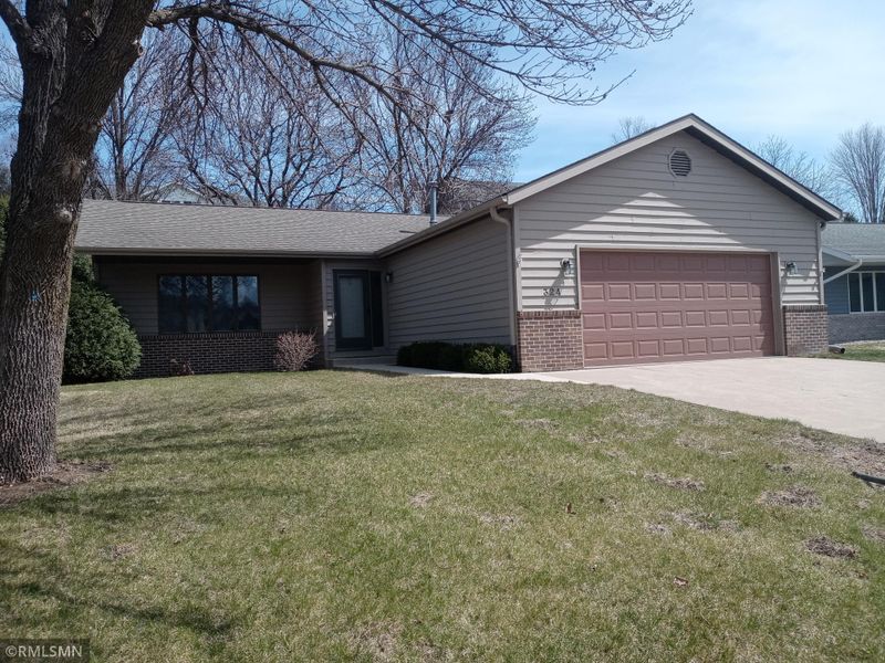 324 Regent Dr, La Crescent, MN 55947