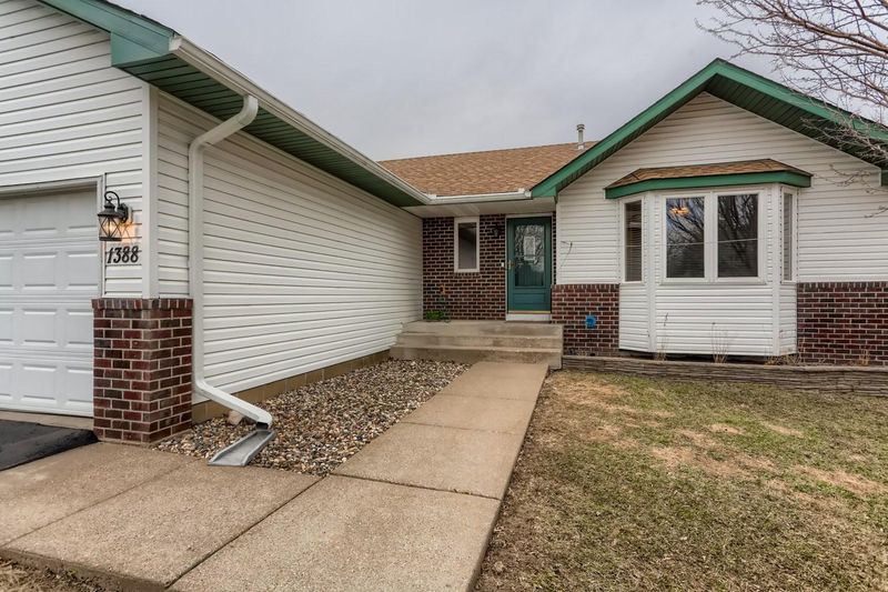 1388 Hunter Sq, Waconia, MN 55387