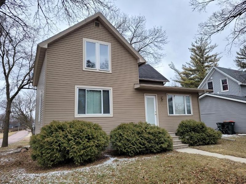 711 N Hennepin St, Winthrop, MN 55396