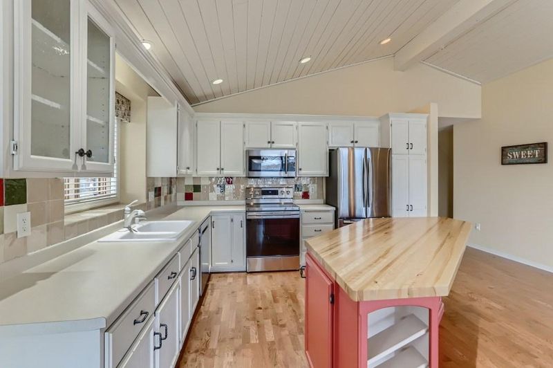 27680 Ridge Point Dr, Chisago City, MN 55013