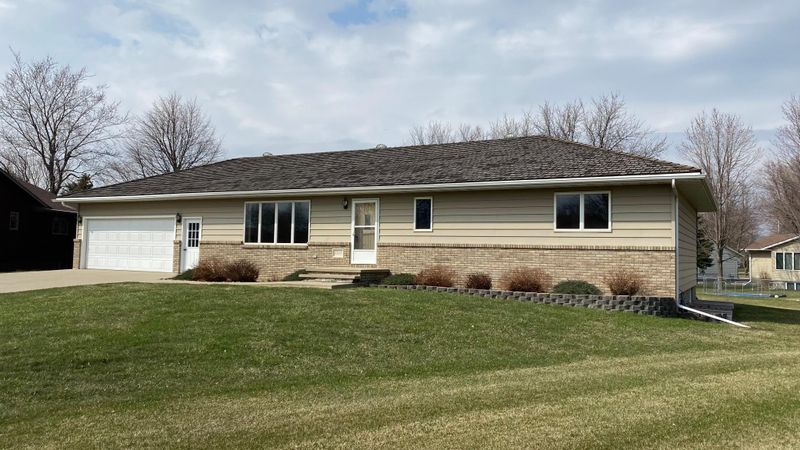 1260 Schaap Dr, Worthington, MN 56187